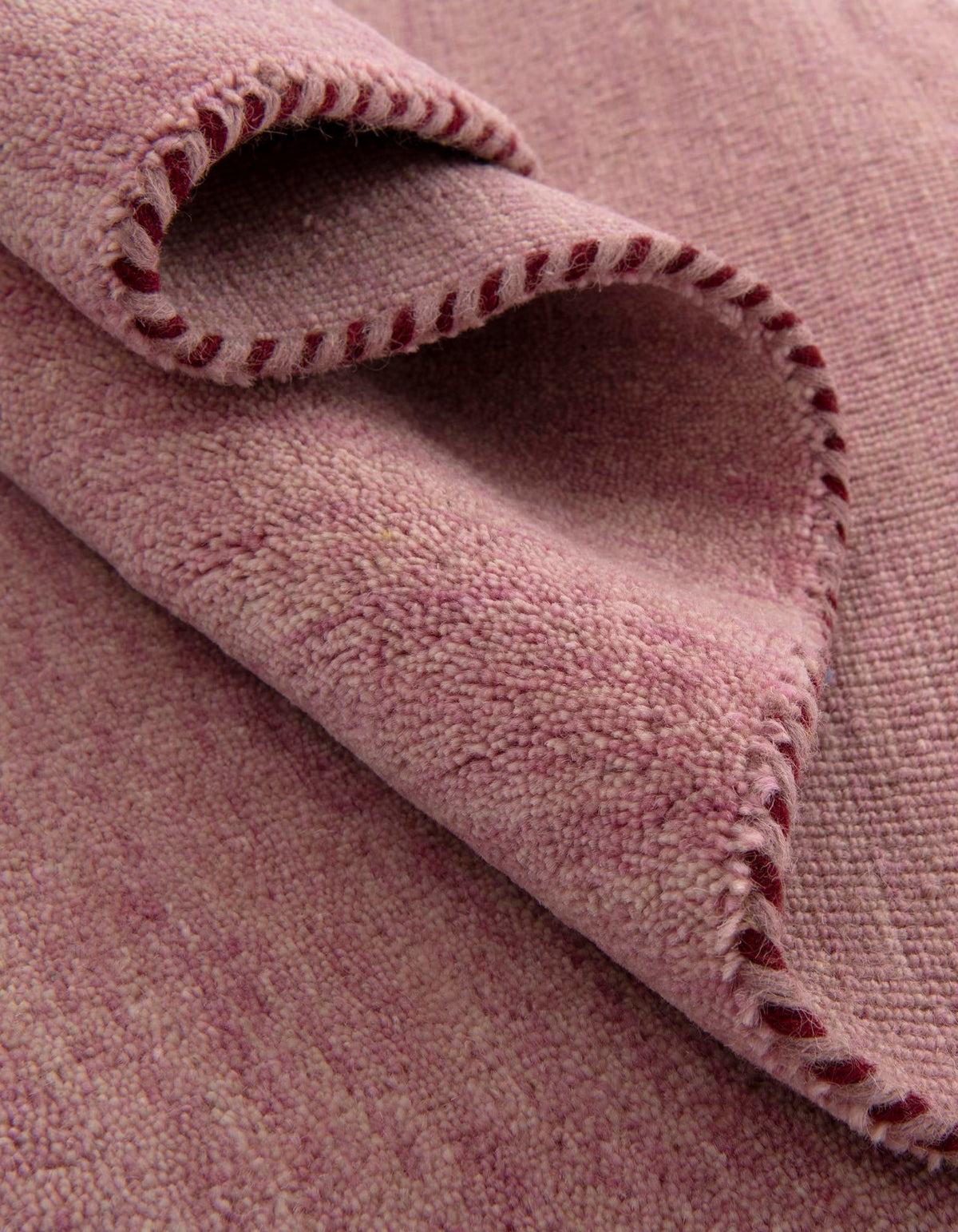 Wolle Teppich Solid Gabbeh in Rosa von Hadorn™ - Lifestyle Image