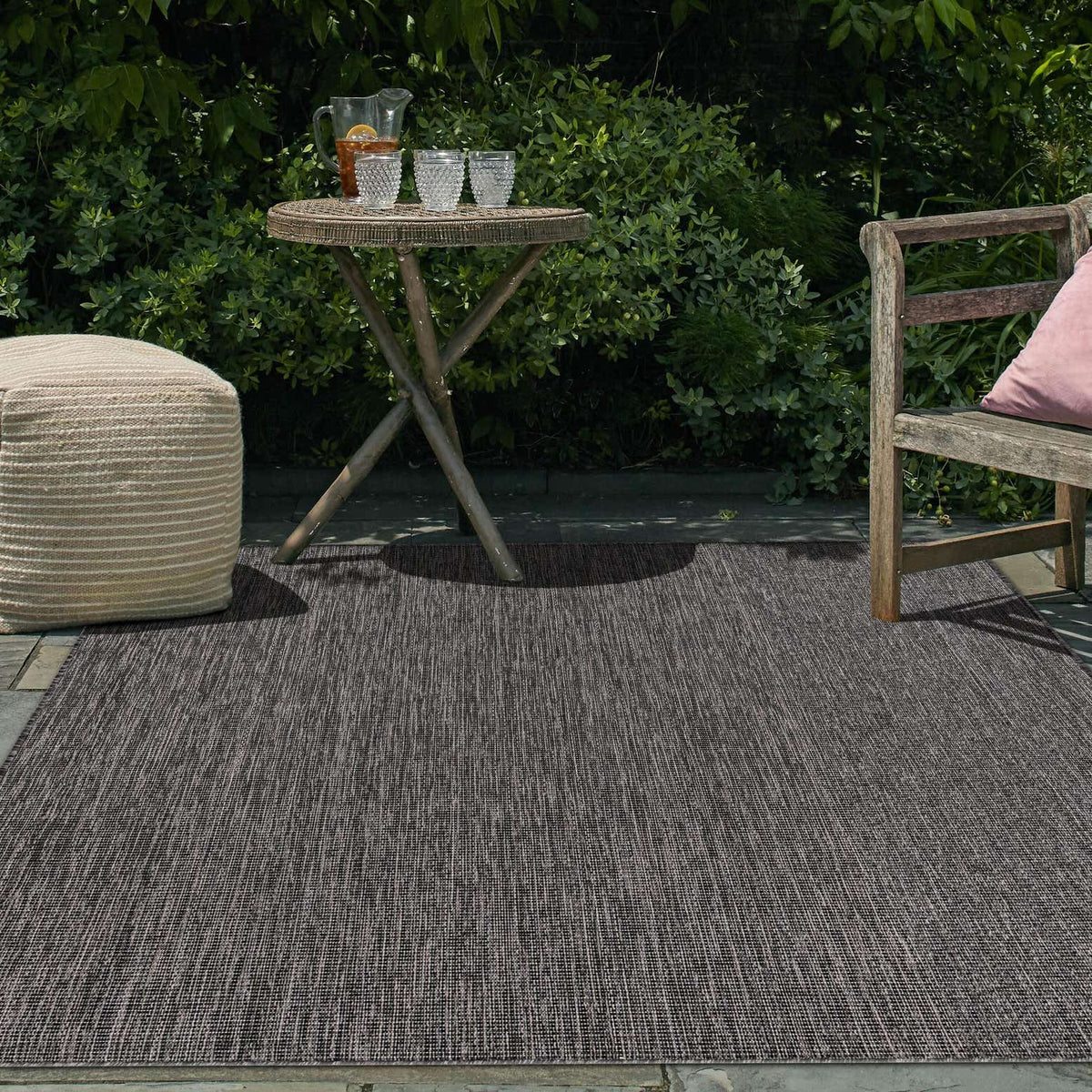 Rechteck Outdoor Teppich Tulum Outdoor in Schwarz von Hadorn™ - Lifestyle Image