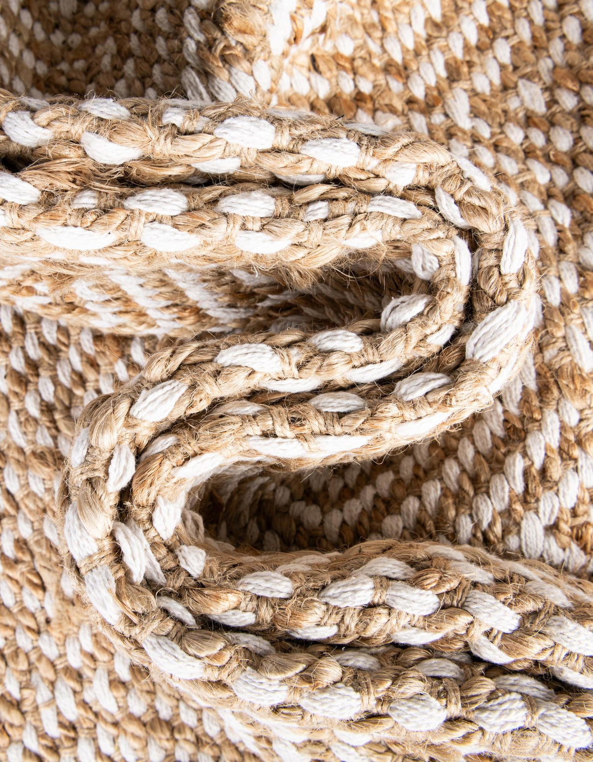 Rechteck Teppich Braided Jute in Natürlich von Hadorn™ - Lifestyle Image