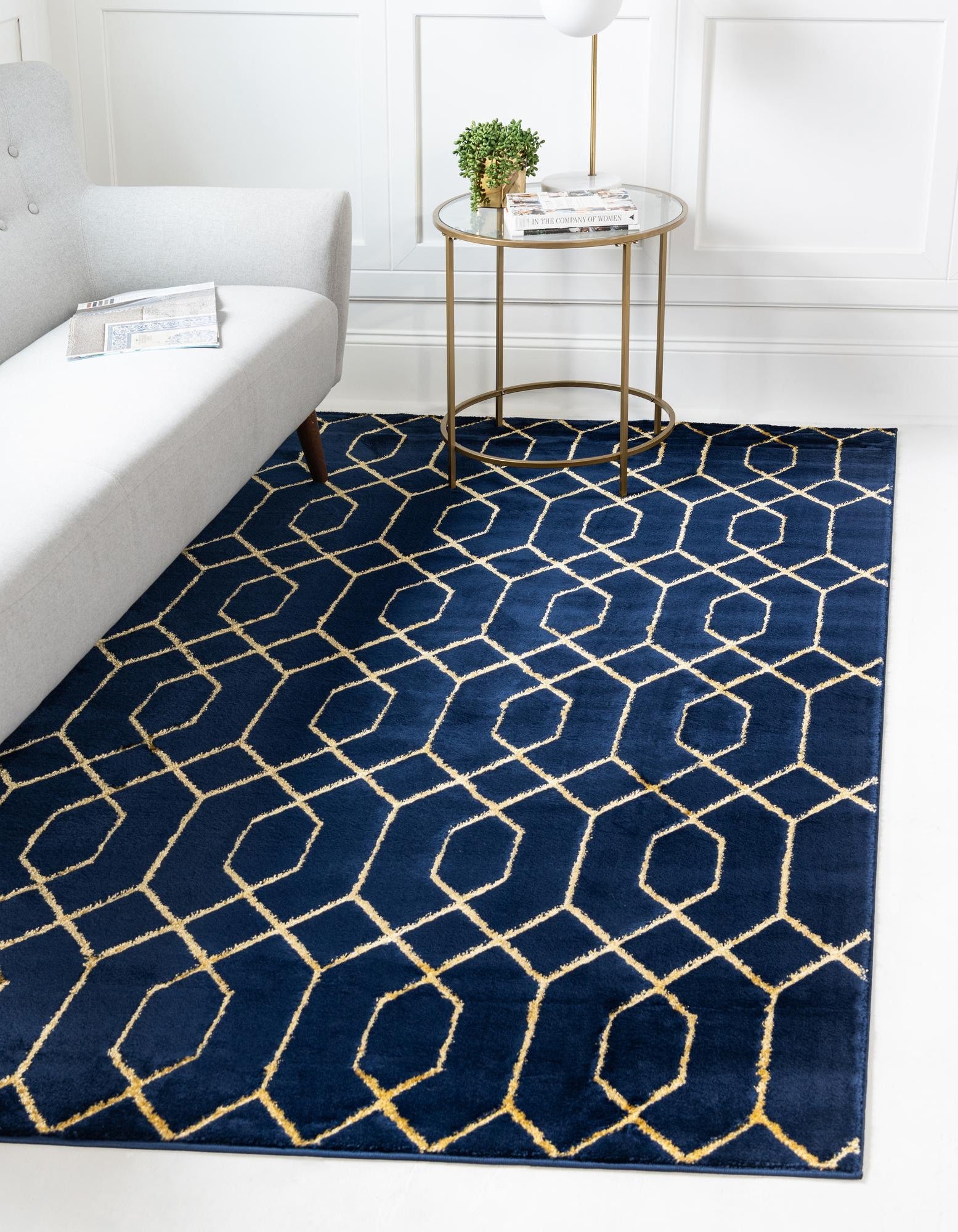 Rechteck Teppich Marilyn Monroe™ Glam Trellis in Marineblaues Gold von Hadorn™ - Lifestyle Image