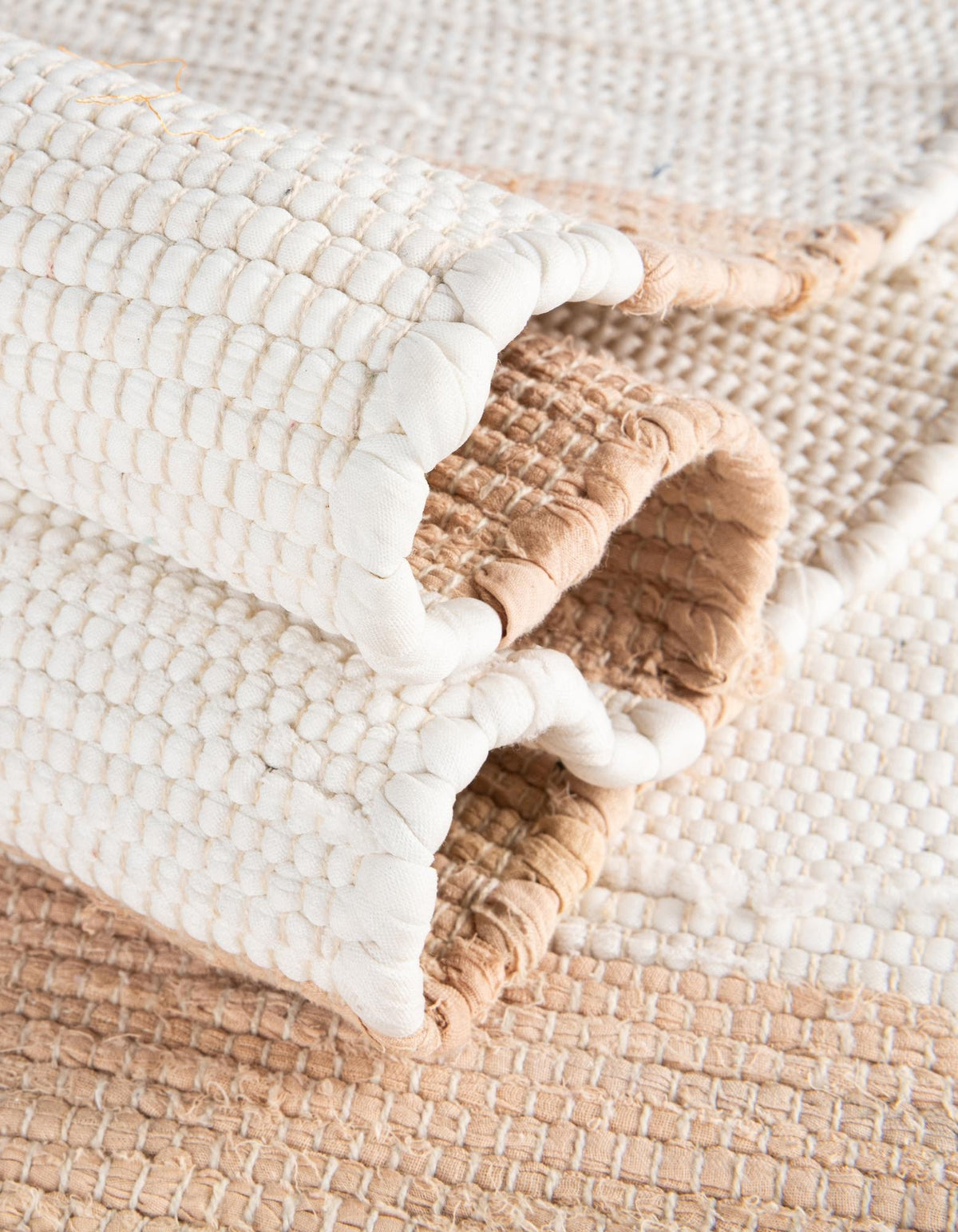 Rechteck Handgeflochten Teppich Chindi Rag in Beige von Hadorn™ - Lifestyle Image