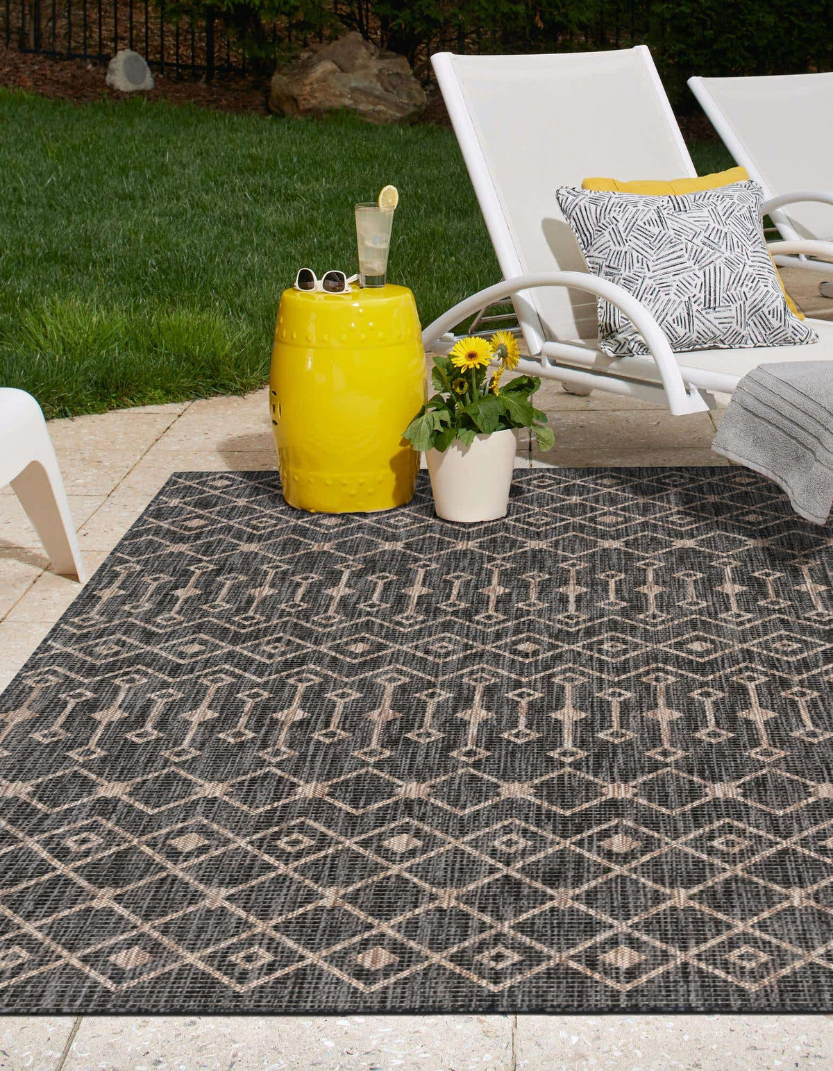 Rechteck Outdoor Teppich Tulum Outdoor in Anthrazit von Hadorn™ - Lifestyle Image