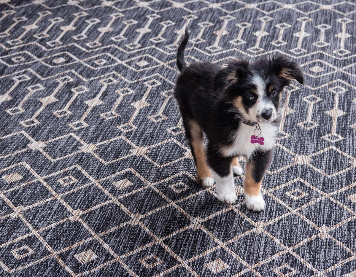 Rund Outdoor Teppich Tulum Outdoor in Anthrazit von Hadorn™ - Lifestyle Image