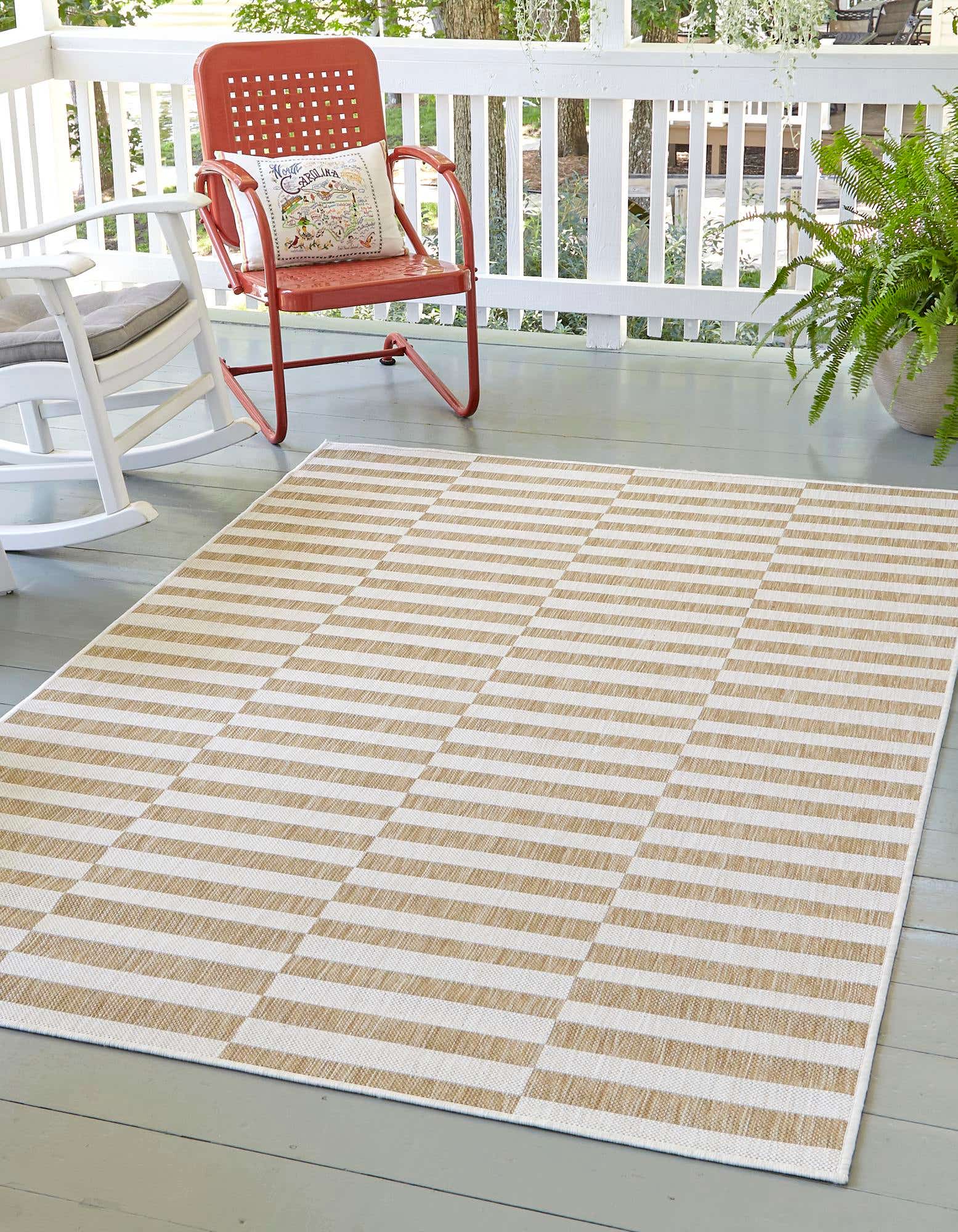 Rechteck Outdoor Teppich Tulum Outdoor Tile in Taupe von Hadorn™ - Lifestyle Image