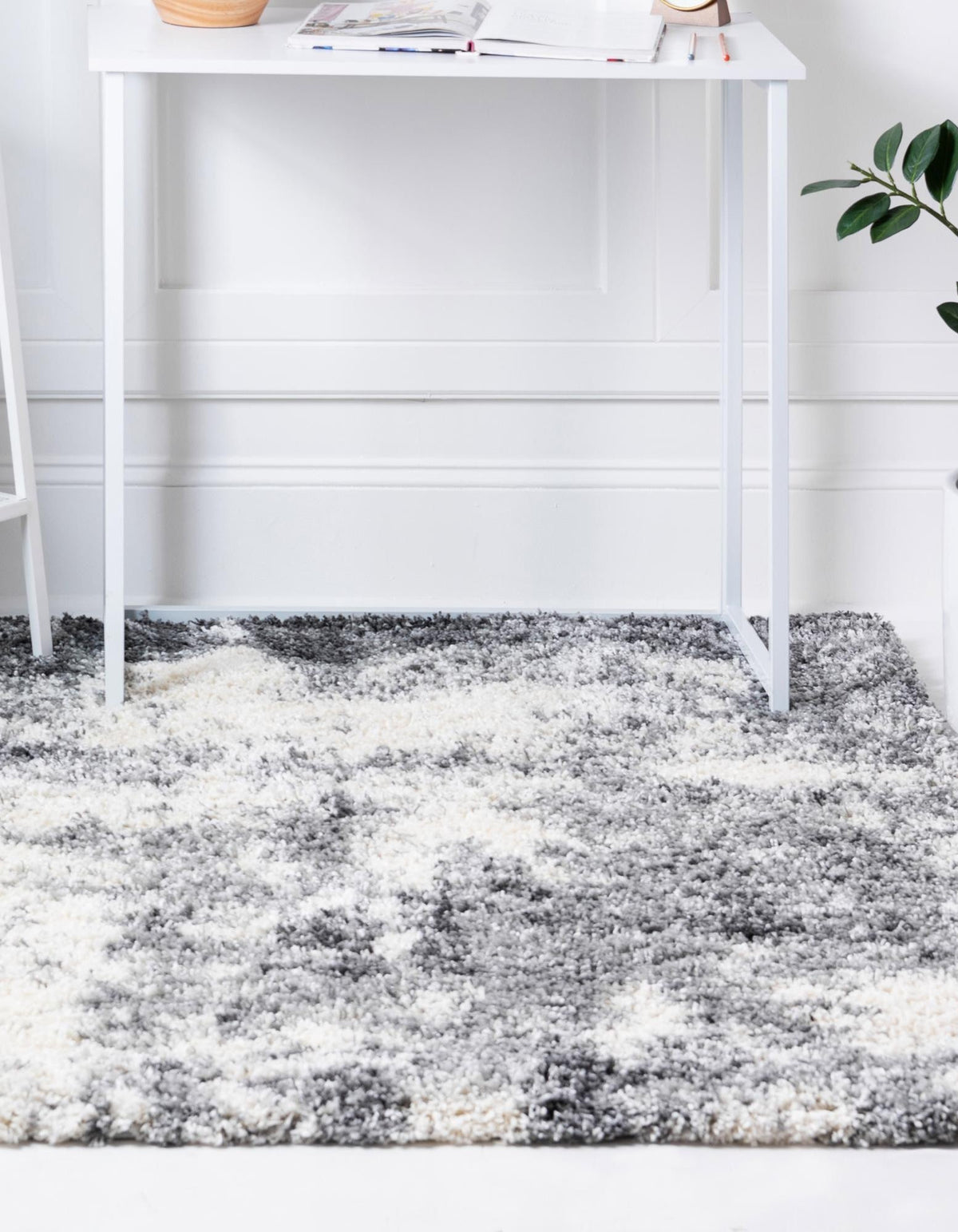 Quadratisch Teppich Lachen Haze in Grau von Hadorn™ - Lifestyle Image