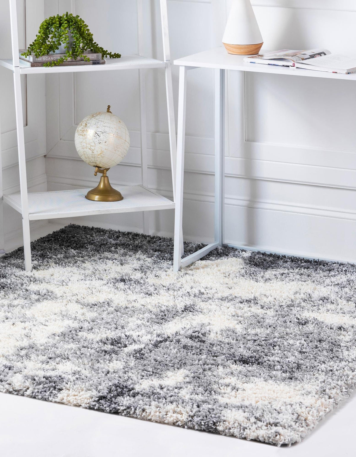 Quadratisch Teppich Lachen Haze in Grau von Hadorn™ - Lifestyle Image