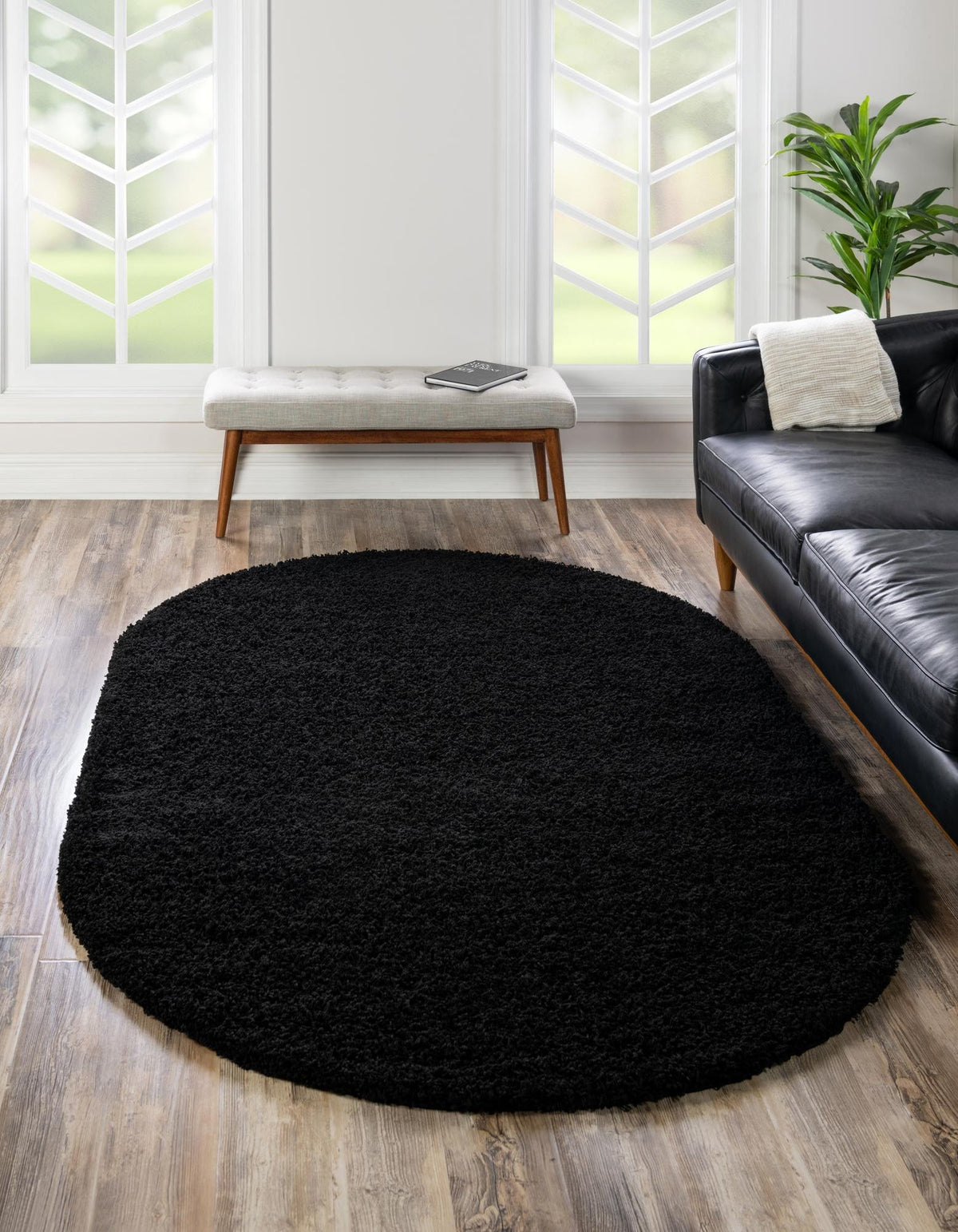 Oval Hochflorteppich Solid Shag in Schwarz von Hadorn™ - Lifestyle Image