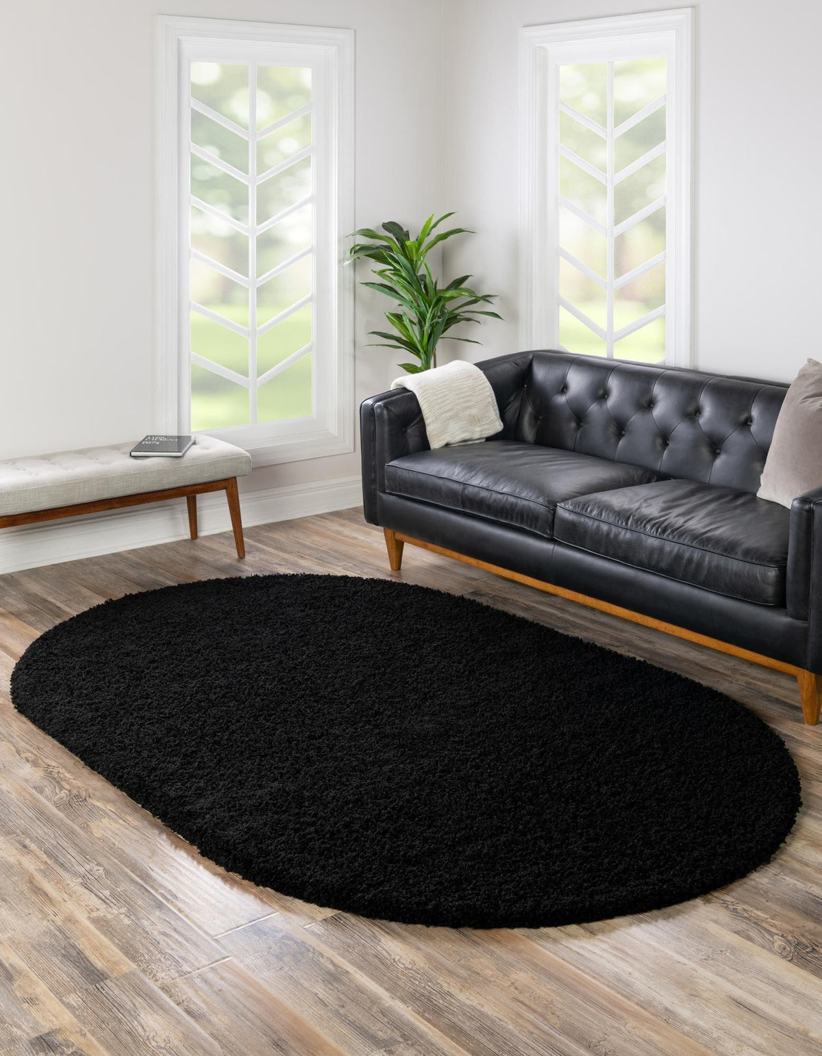 Oval Hochflorteppich Solid Shag in Schwarz von Hadorn™ - Lifestyle Image