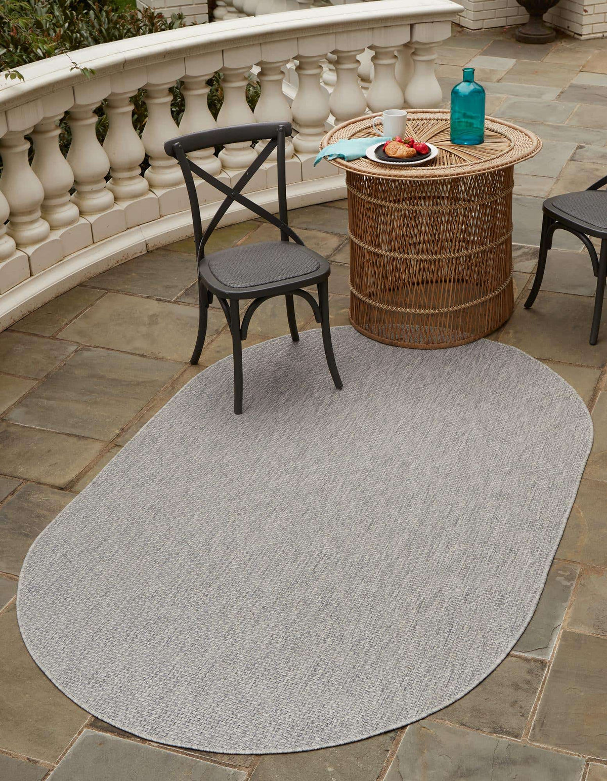 Oval Outdoor Teppich Tulum Outdoor in Hellgrau von Hadorn™ - Lifestyle Image