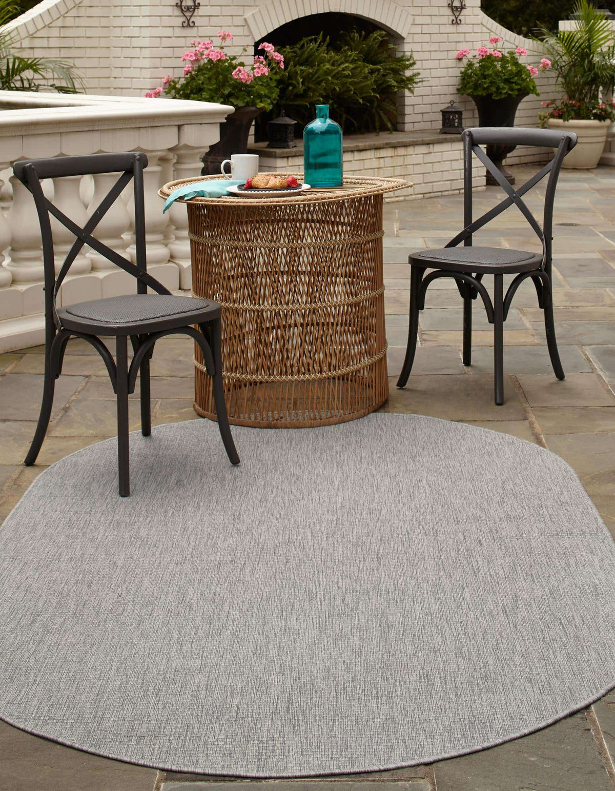 Oval Outdoor Teppich Tulum Outdoor in Hellgrau von Hadorn™ - Lifestyle Image