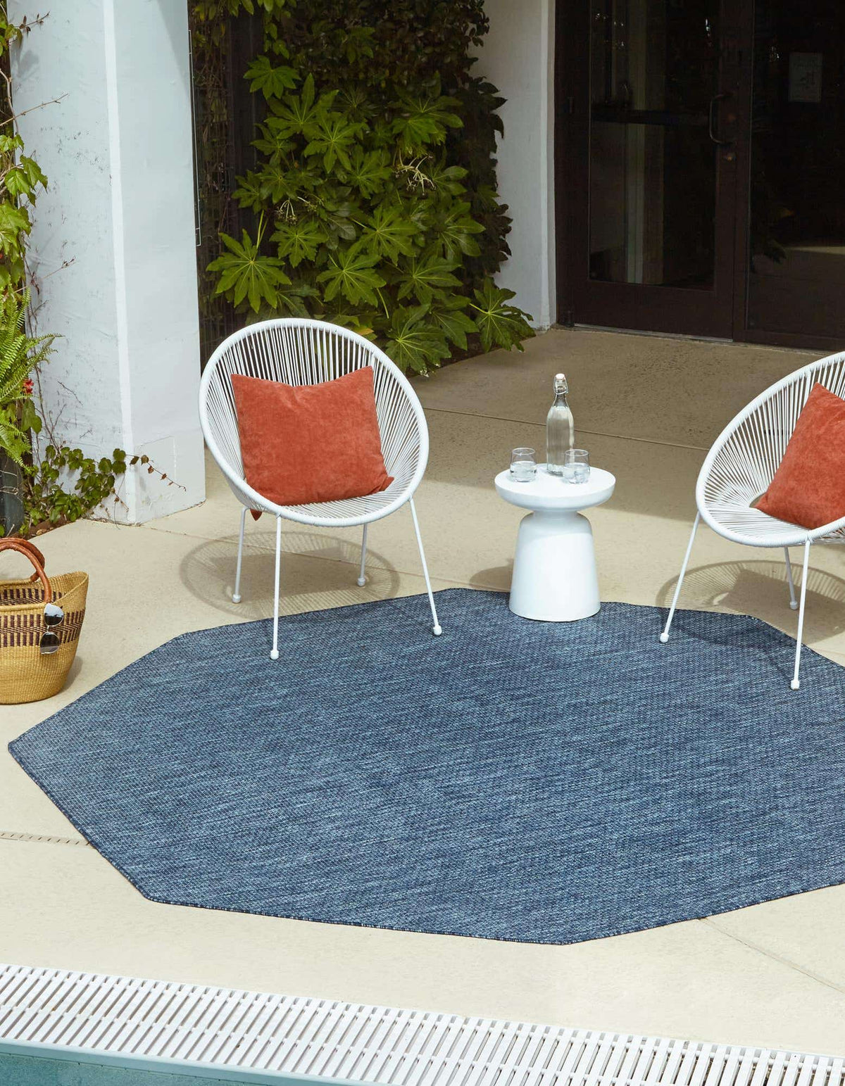 Achteck Outdoor Teppich Tulum Outdoor in Blau von Hadorn™ - Lifestyle Image