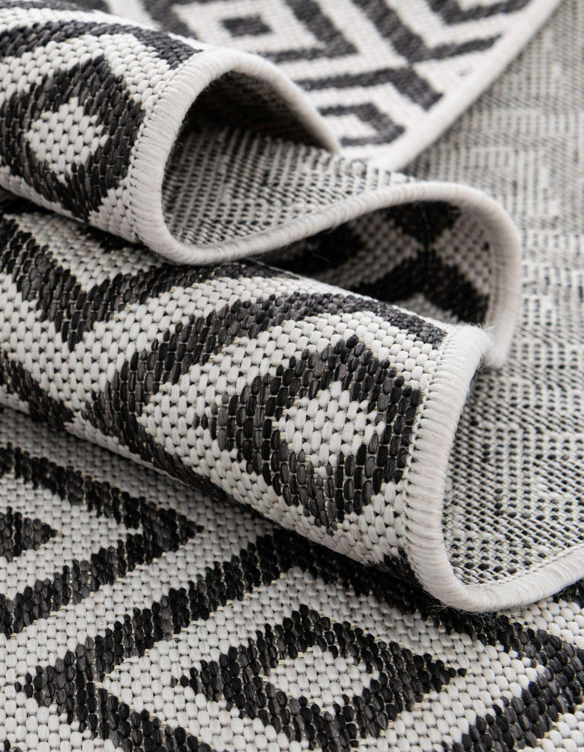 Oval Outdoor Teppich Tulum Outdoor in Anthrazit von Hadorn™ - Lifestyle Image