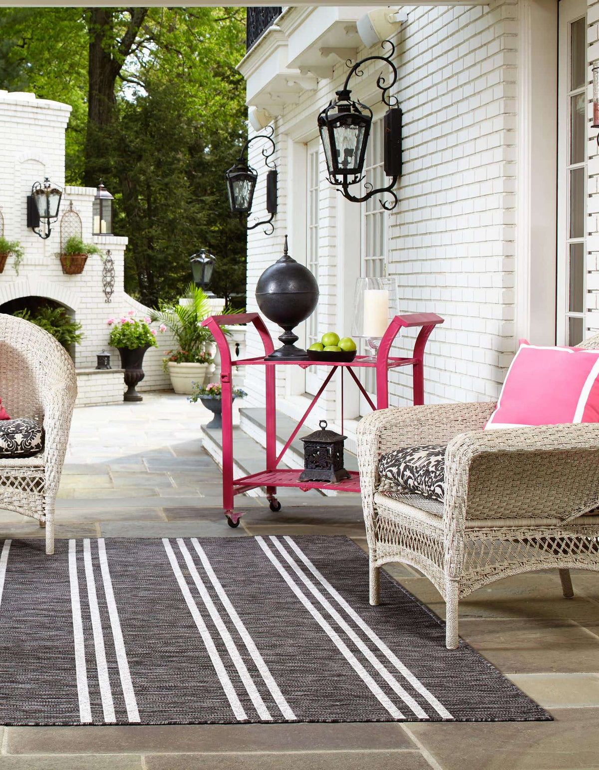 Quadratisch Outdoor Teppich Tulum Outdoor in Holzkohle von Hadorn™ - Lifestyle Image