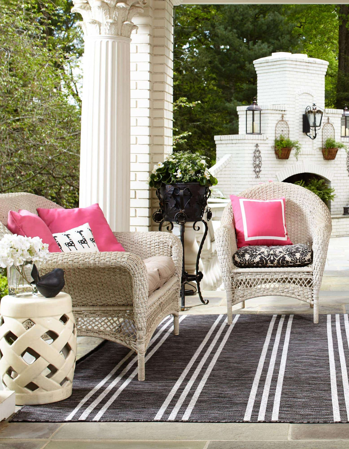 Quadratisch Outdoor Teppich Tulum Outdoor in Holzkohle von Hadorn™ - Lifestyle Image