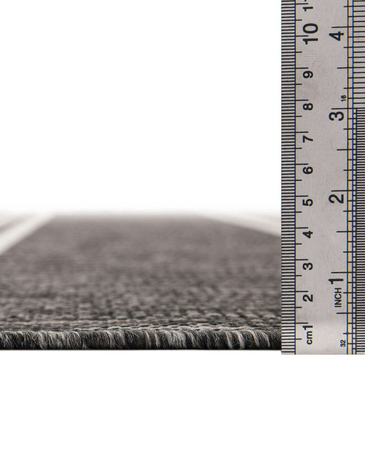 Quadratisch Outdoor Teppich Tulum Outdoor in Holzkohle von Hadorn™ - Lifestyle Image