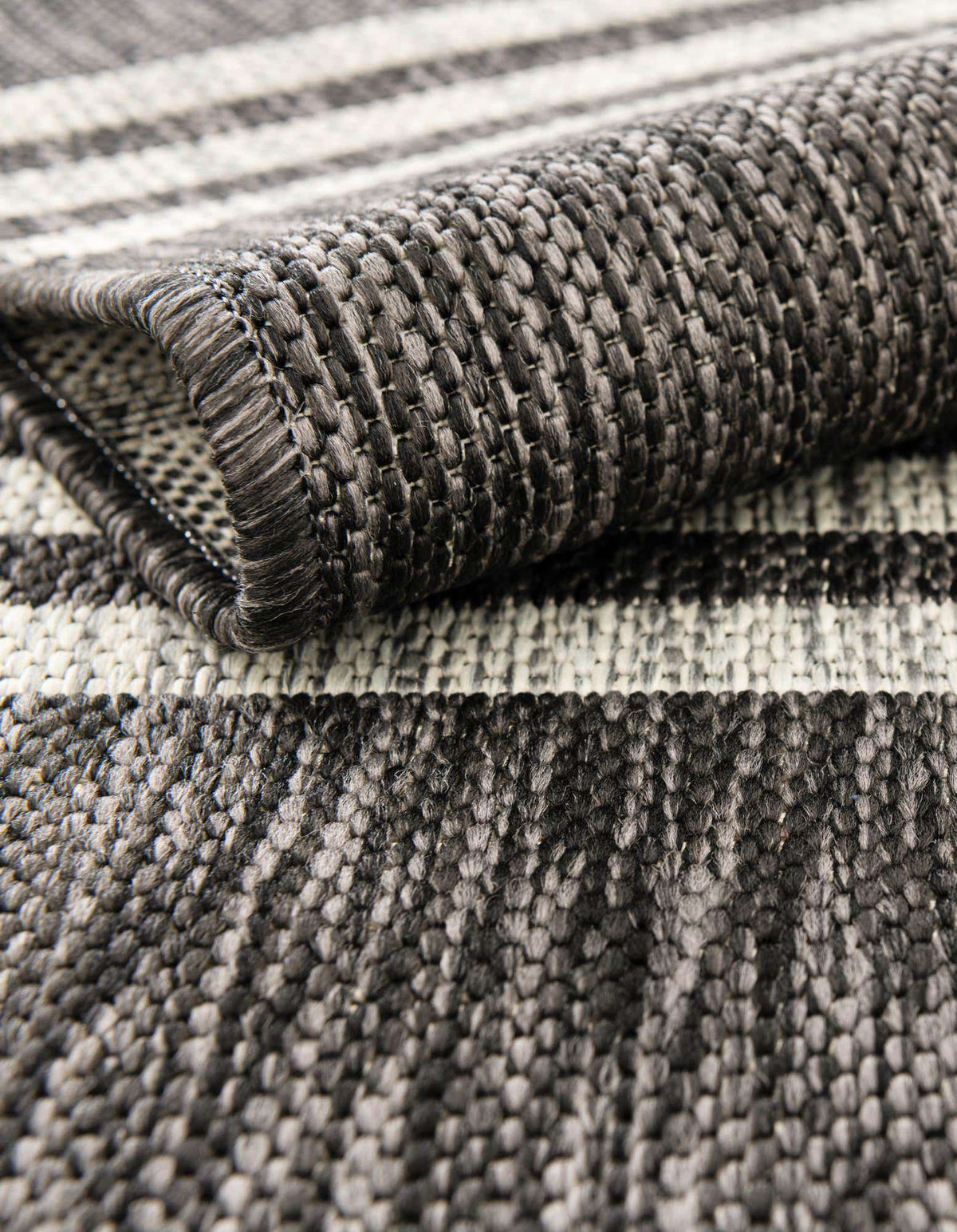 Quadratisch Outdoor Teppich Tulum Outdoor in Holzkohle von Hadorn™ - Lifestyle Image