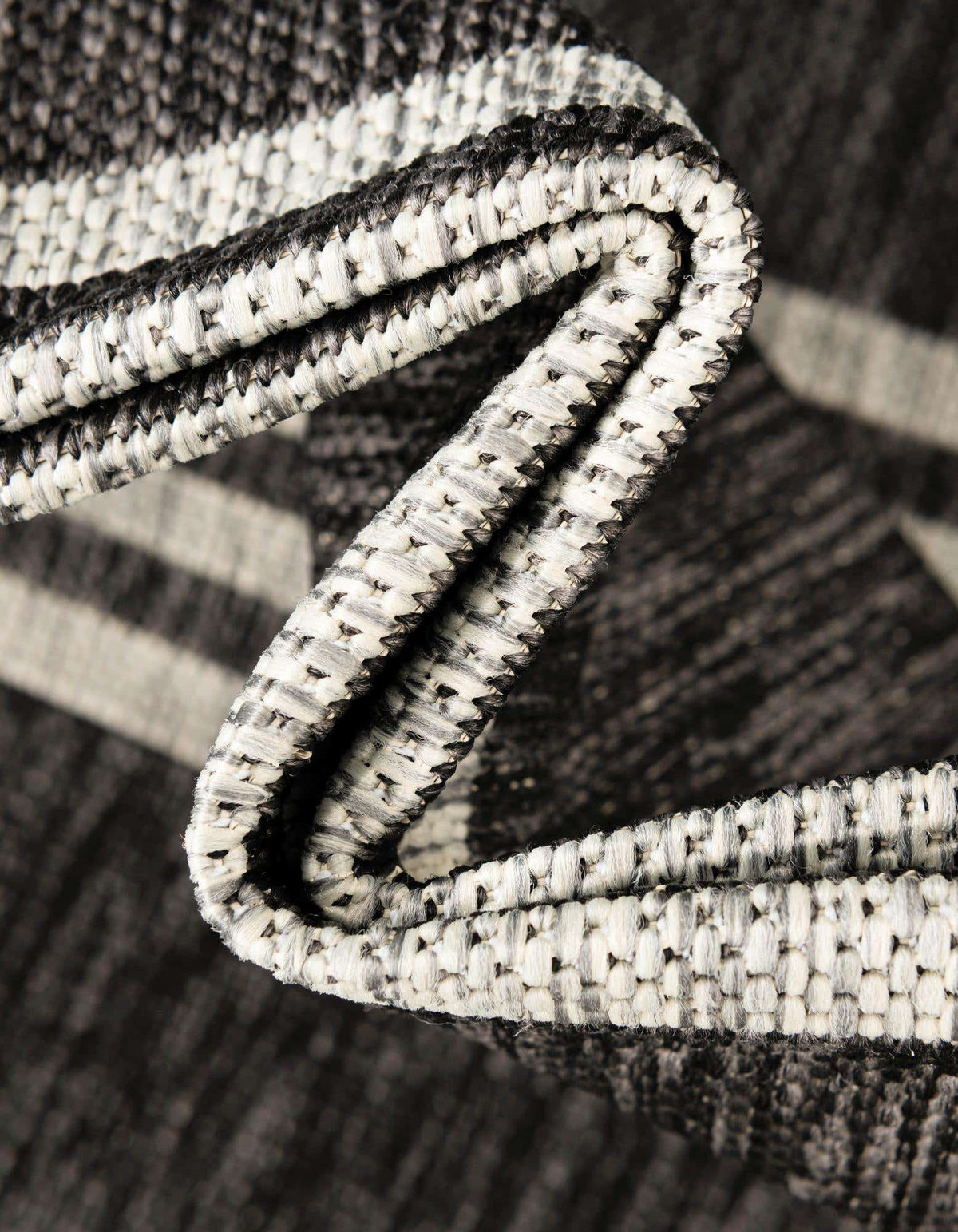 Quadratisch Outdoor Teppich Tulum Outdoor in Holzkohle von Hadorn™ - Lifestyle Image