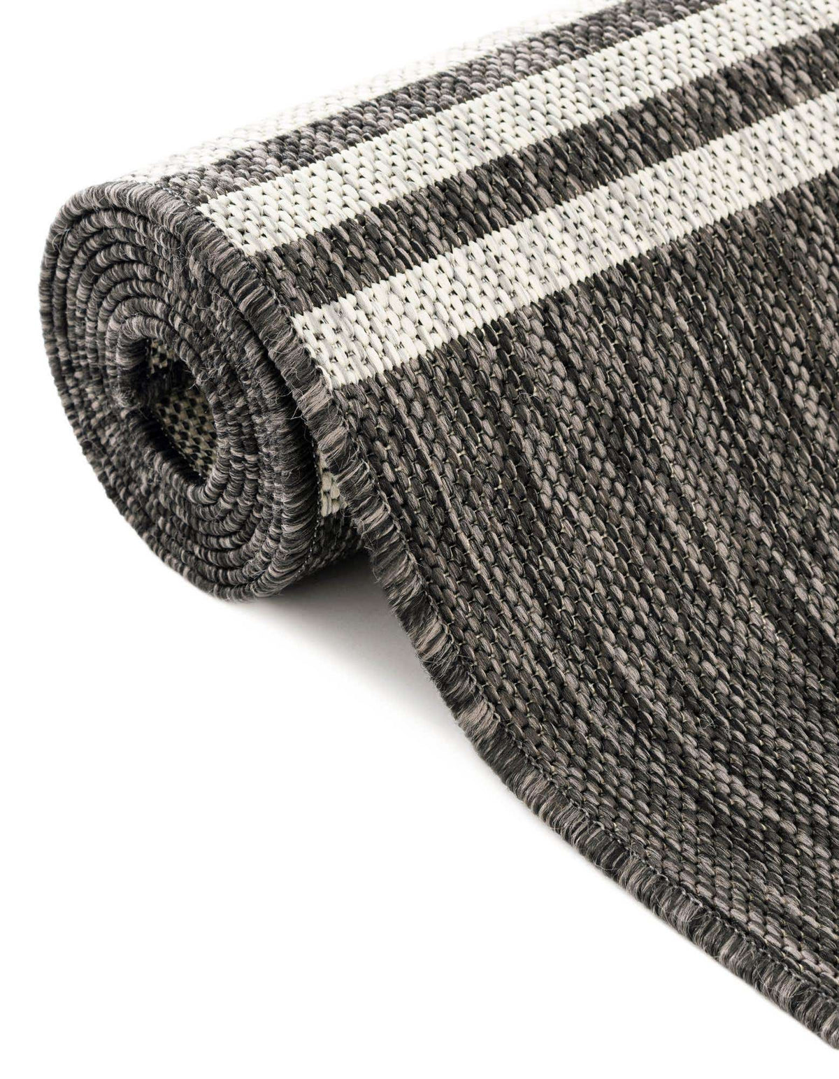 Quadratisch Outdoor Teppich Tulum Outdoor in Holzkohle von Hadorn™ - Lifestyle Image