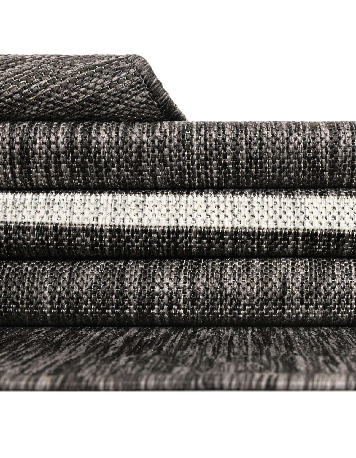 Quadratisch Outdoor Teppich Tulum Outdoor in Holzkohle von Hadorn™ - Lifestyle Image