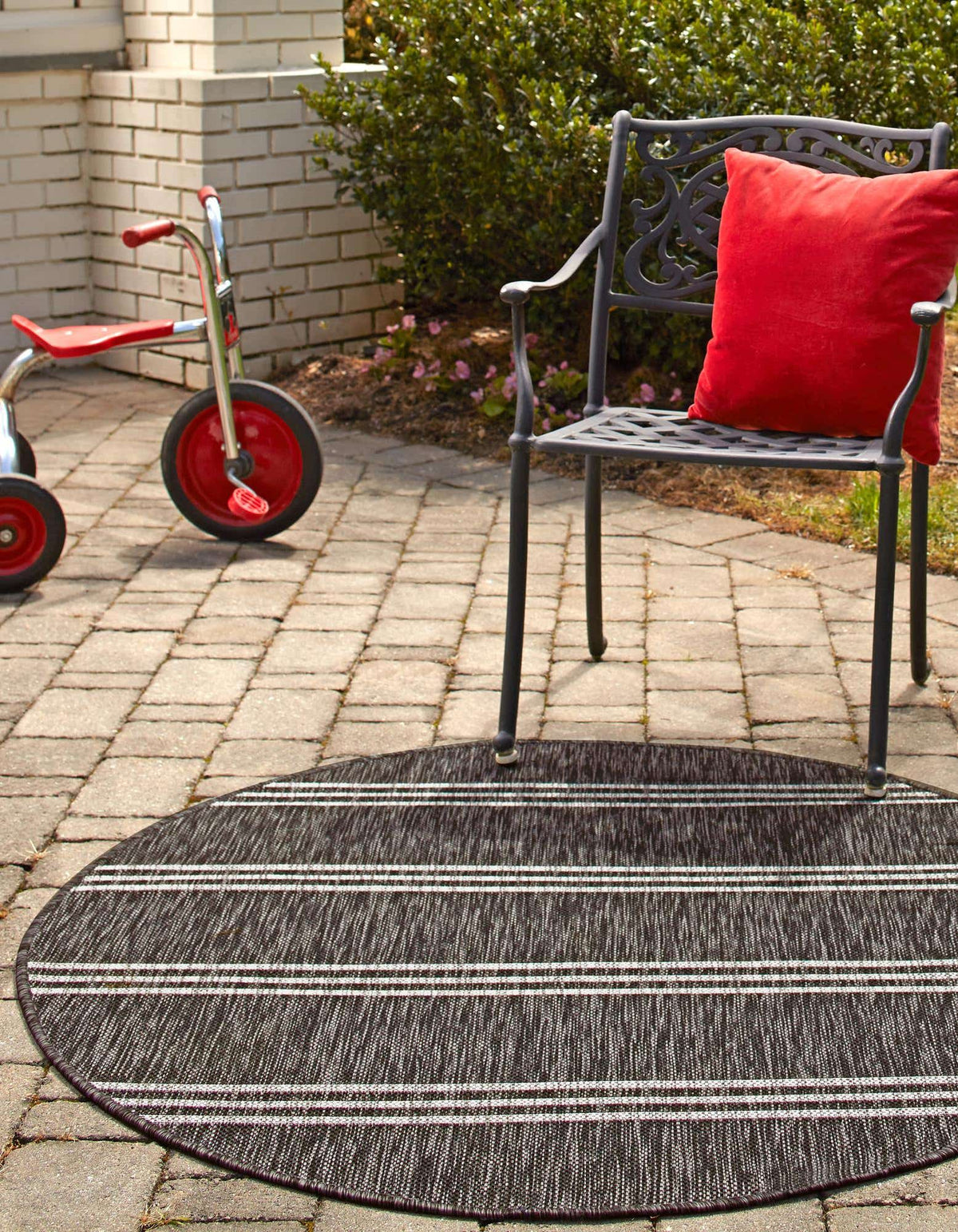 Rund Outdoor Teppich Tulum Outdoor in Holzkohle von Hadorn™ - Lifestyle Image
