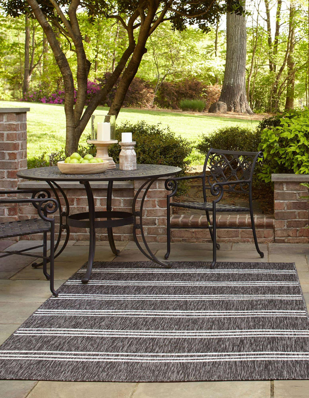 Rechteck Outdoor Teppich Tulum Outdoor in Holzkohle von Hadorn™ - Lifestyle Image