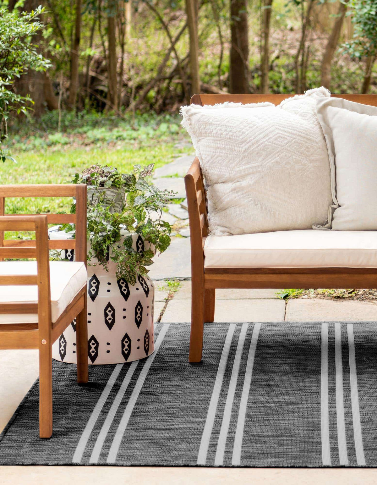 Rechteck Outdoor Teppich Tulum Outdoor in Holzkohle von Hadorn™ - Lifestyle Image