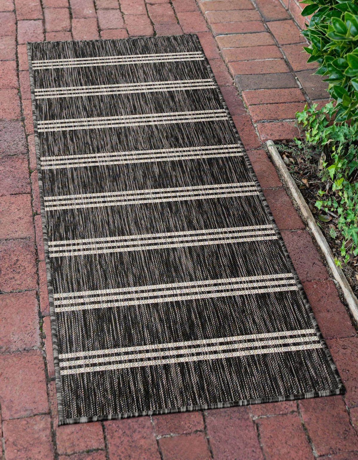 Läufer Outdoor Teppich Tulum Outdoor in Holzkohle von Hadorn™ - Lifestyle Image