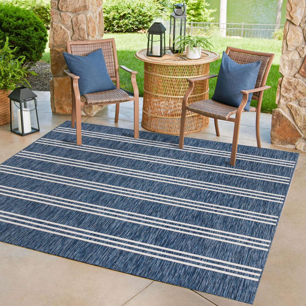 Quadratisch Outdoor Teppich Tulum Outdoor in Blau von Hadorn™ - Lifestyle Image