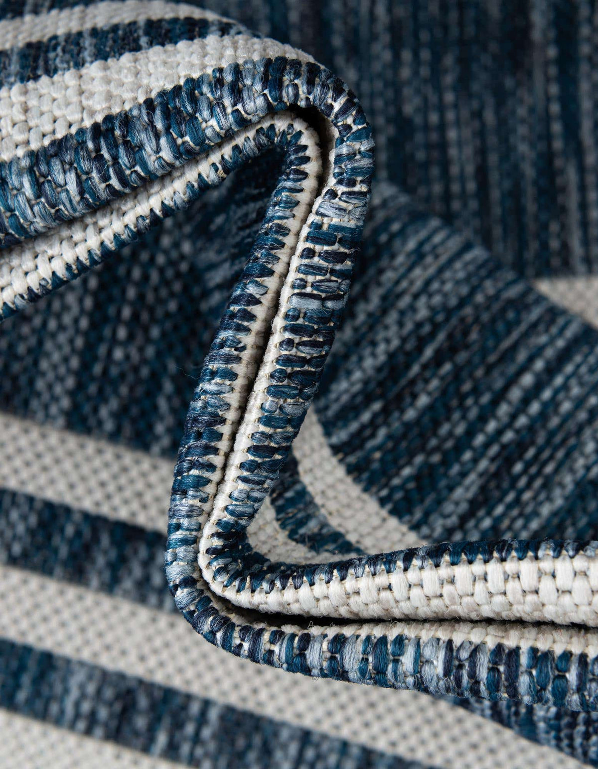 Rund Outdoor Teppich Tulum Outdoor in Blau von Hadorn™ - Lifestyle Image