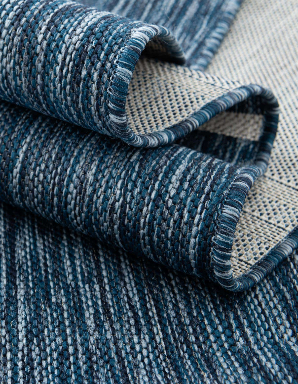 Rund Outdoor Teppich Tulum Outdoor in Blau von Hadorn™ - Lifestyle Image