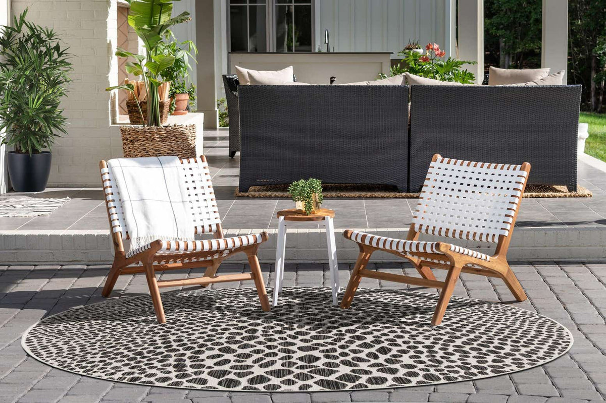 Rund Outdoor Teppich Tulum Outdoor in Schwarz von Hadorn™ - Lifestyle Image