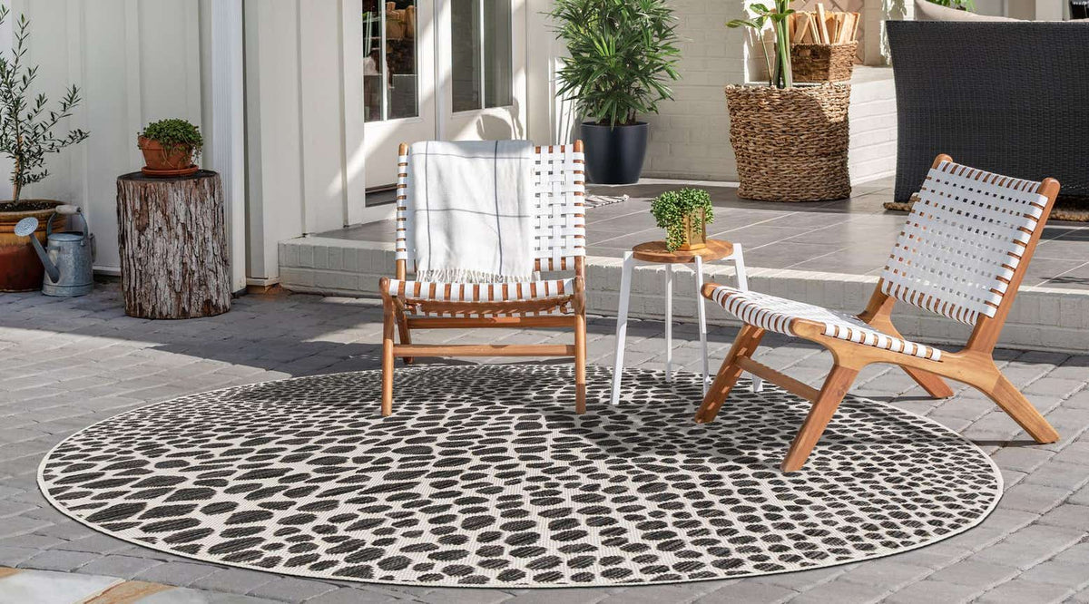 Rund Outdoor Teppich Tulum Outdoor in Schwarz von Hadorn™ - Lifestyle Image