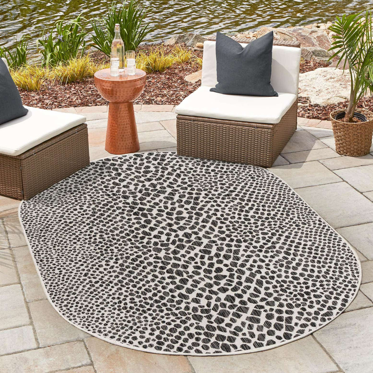 Oval Outdoor Teppich Tulum Outdoor in Schwarz von Hadorn™ - Lifestyle Image