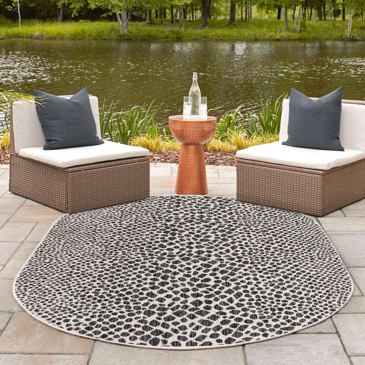 Oval Outdoor Teppich Tulum Outdoor in Schwarz von Hadorn™ - Lifestyle Image