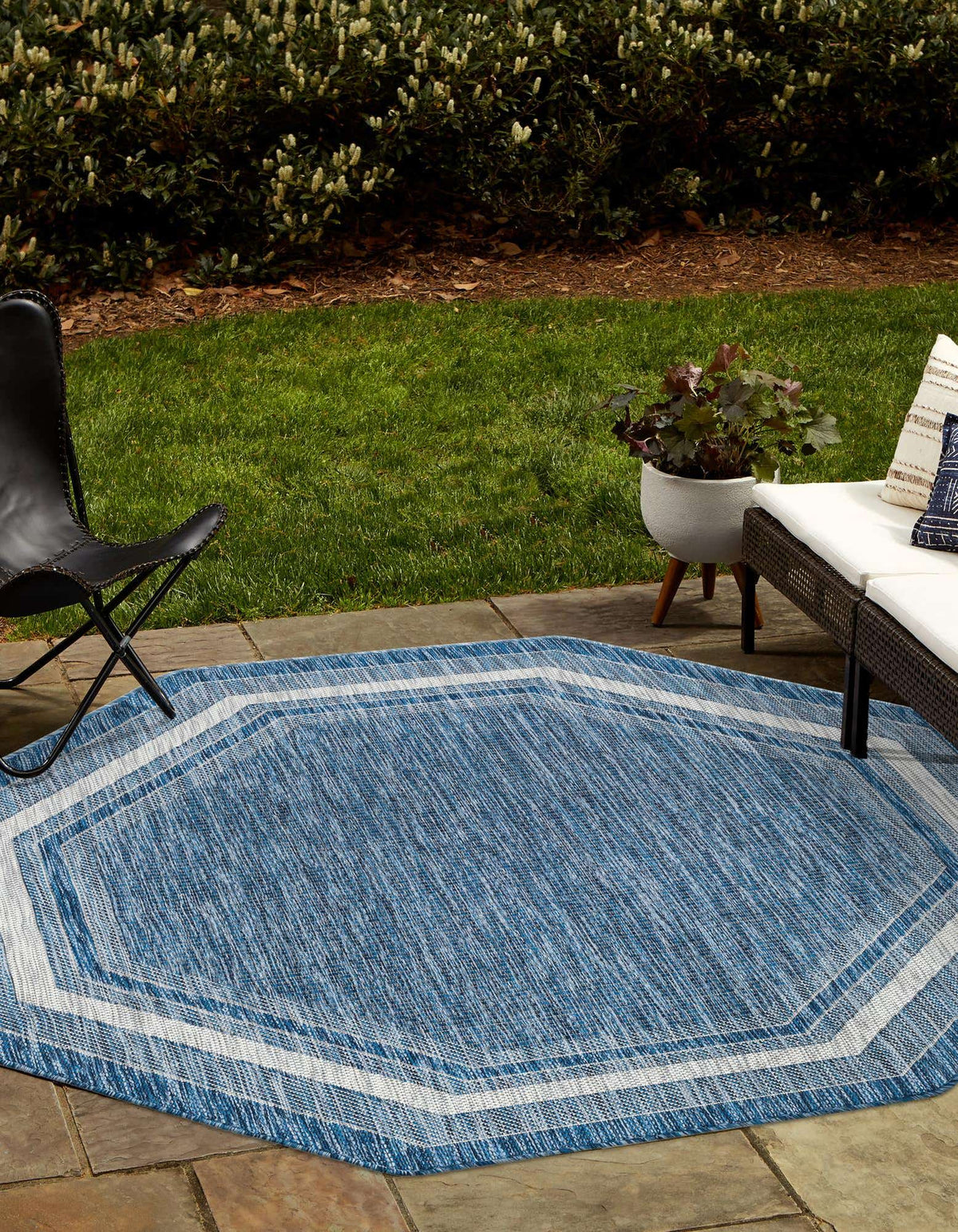 Achteck Outdoor Teppich Tulum Outdoor in Blau von Hadorn™ - Lifestyle Image