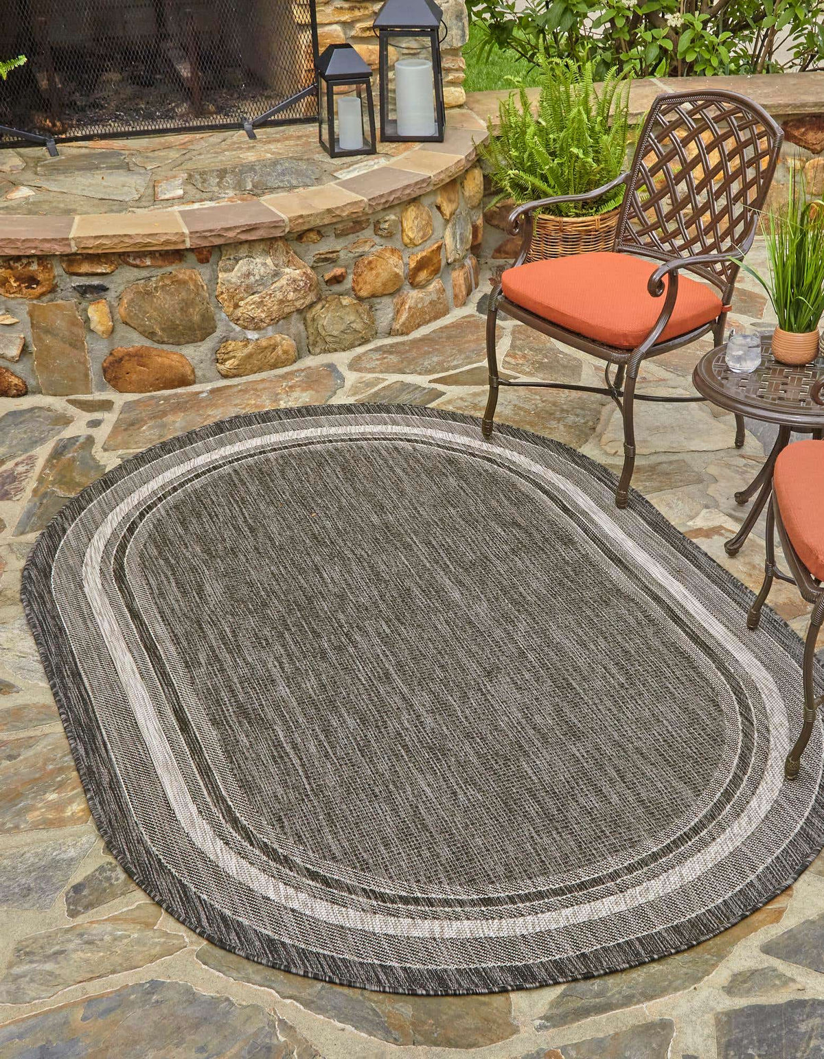 Oval Outdoor Teppich Tulum Outdoor in Schwarz von Hadorn™ - Lifestyle Image