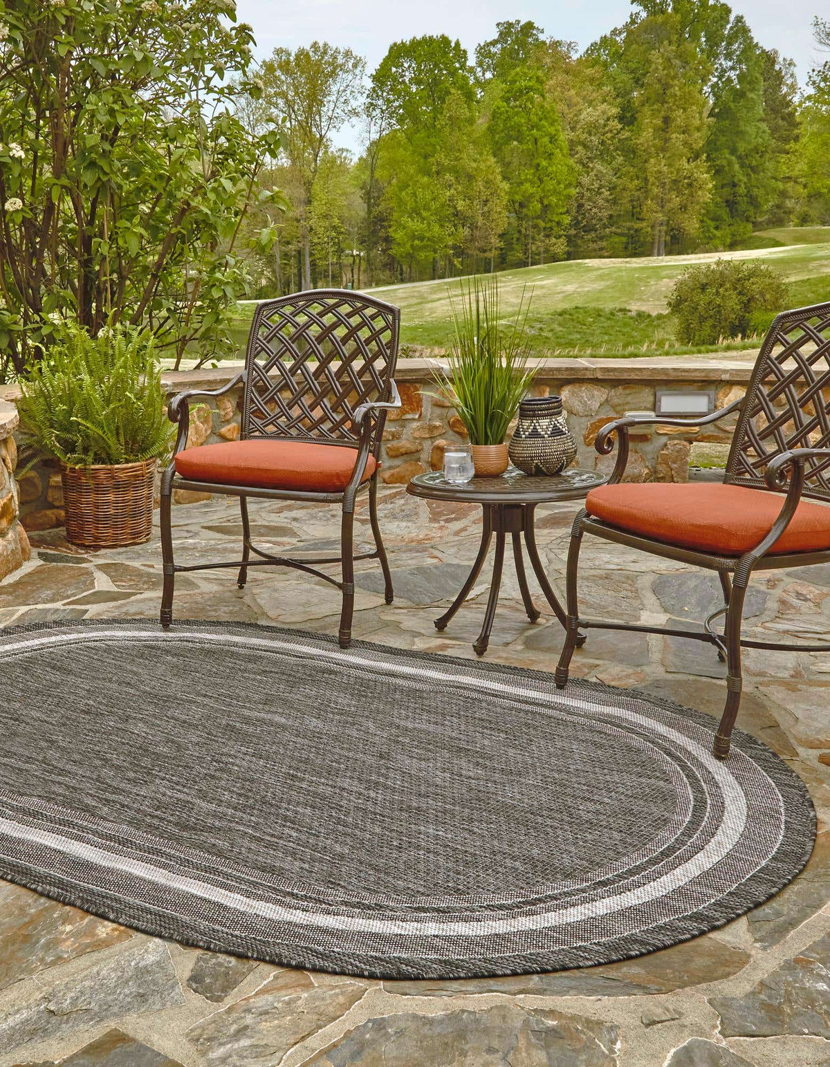 Oval Outdoor Teppich Tulum Outdoor in Schwarz von Hadorn™ - Lifestyle Image