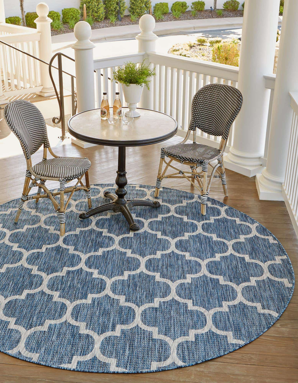 Rund Outdoor Teppich Tulum Outdoor in Marineblau von Hadorn™ - Lifestyle Image