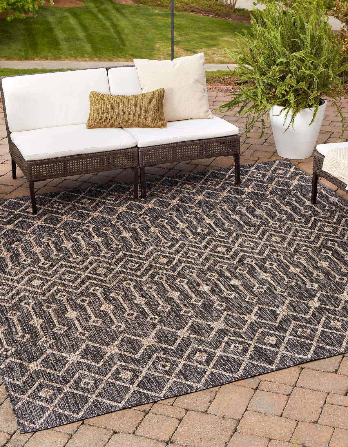 Quadratisch Outdoor Teppich Tulum Outdoor in Anthrazit von Hadorn™ - Lifestyle Image