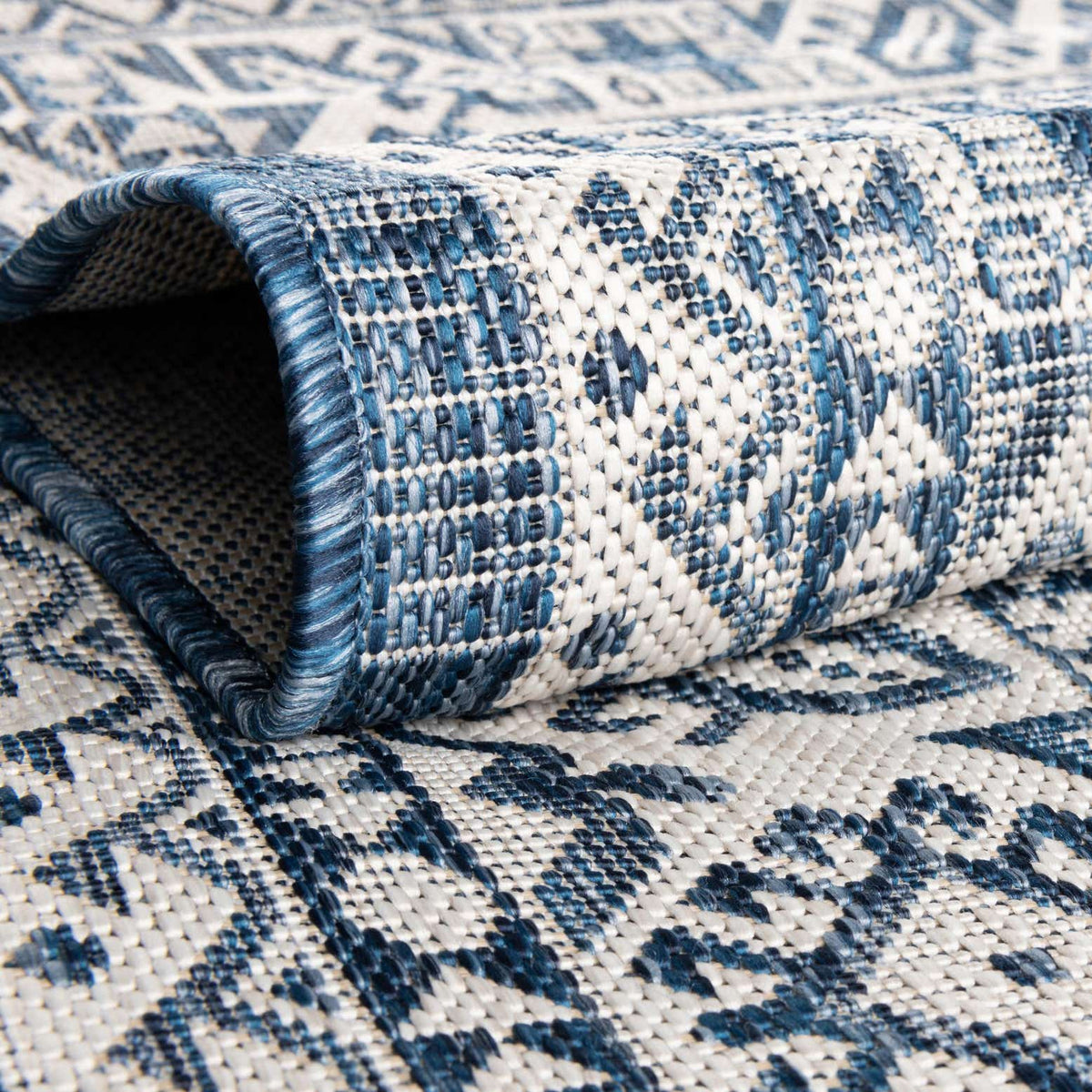 Rund Outdoor Teppich Tulum Outdoor in Blau von Hadorn™ - Lifestyle Image