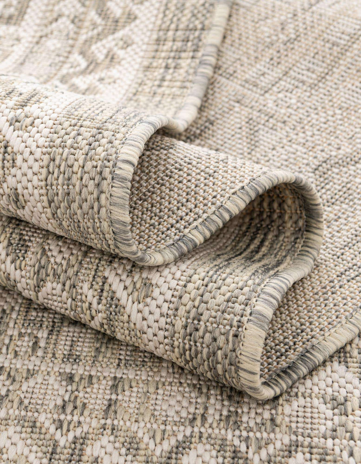 Rechteck Outdoor Teppich Tulum Outdoor in Hellgrau von Hadorn™ - Lifestyle Image