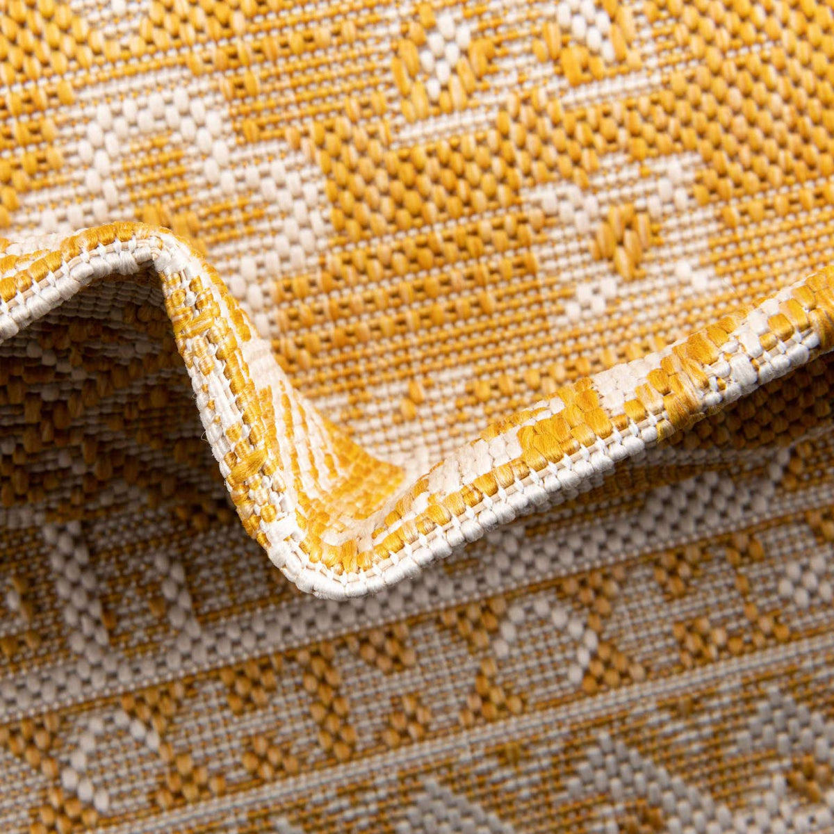 Rund Outdoor Teppich Tulum Outdoor in Gelb von Hadorn™ - Lifestyle Image