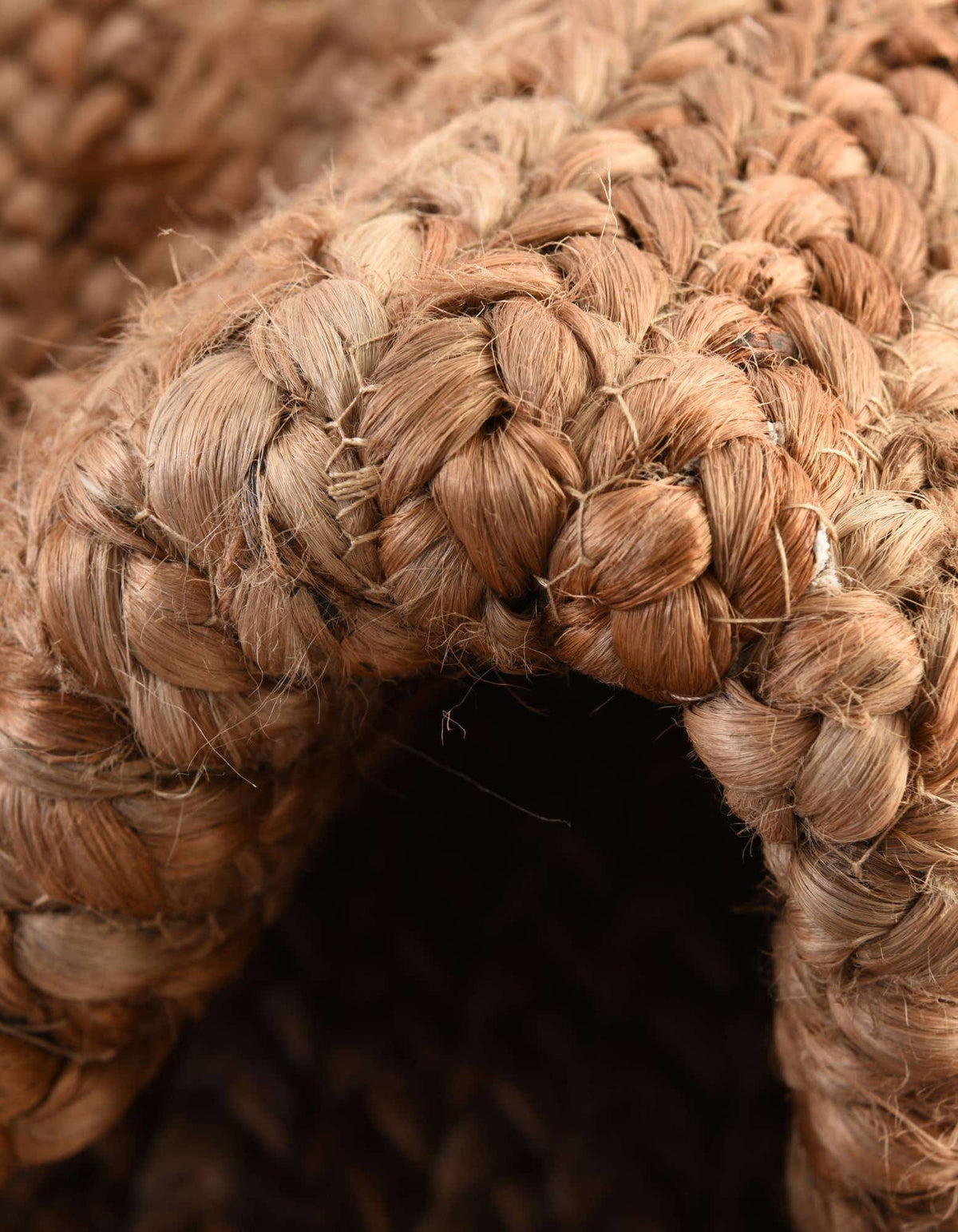 Rechteck Handgeflochten Teppich Braided Jute Luxe in Natürlich von Hadorn™ - Lifestyle Image