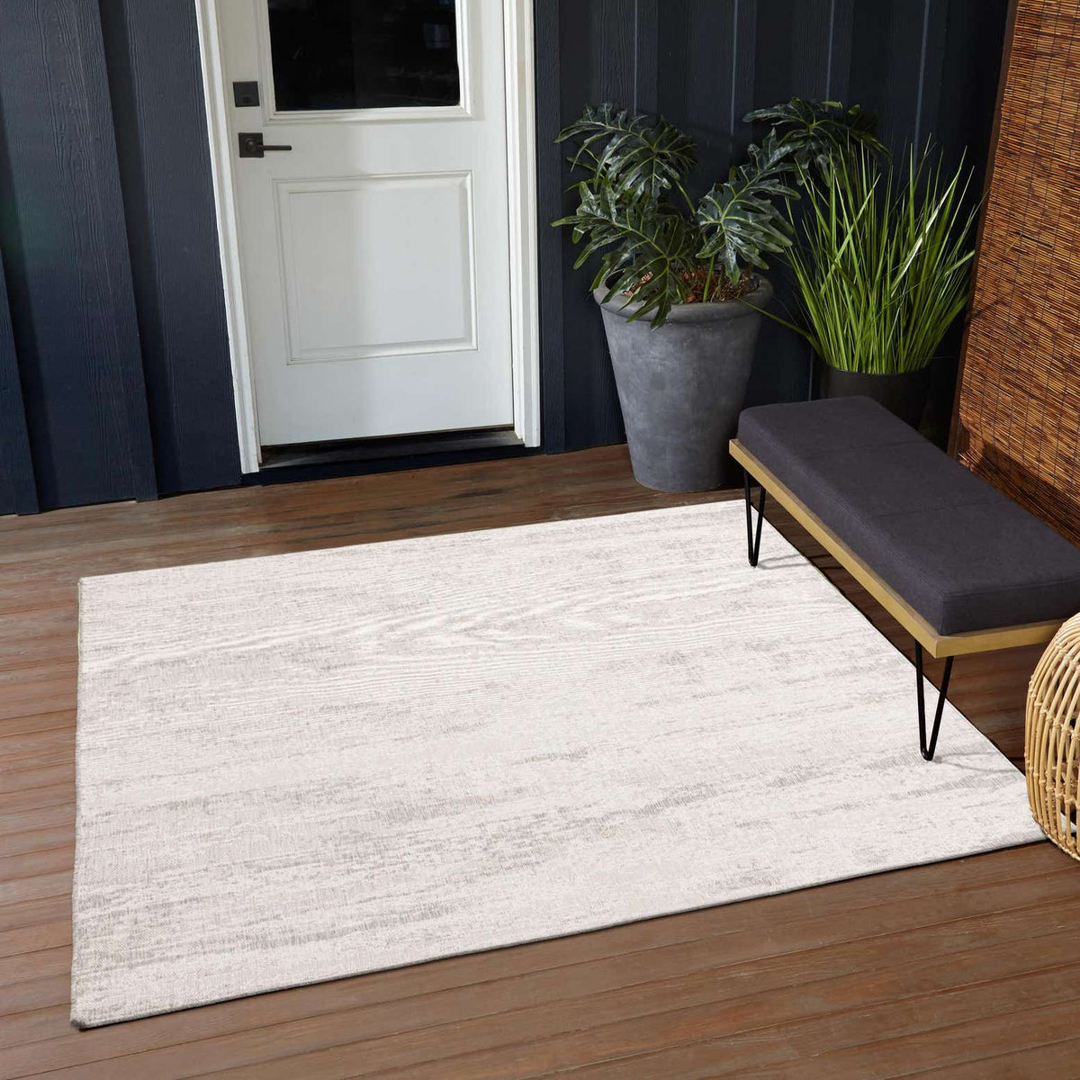 Quadratisch Outdoor Teppich Tulum Outdoor in Grau von Hadorn™ - Lifestyle Image