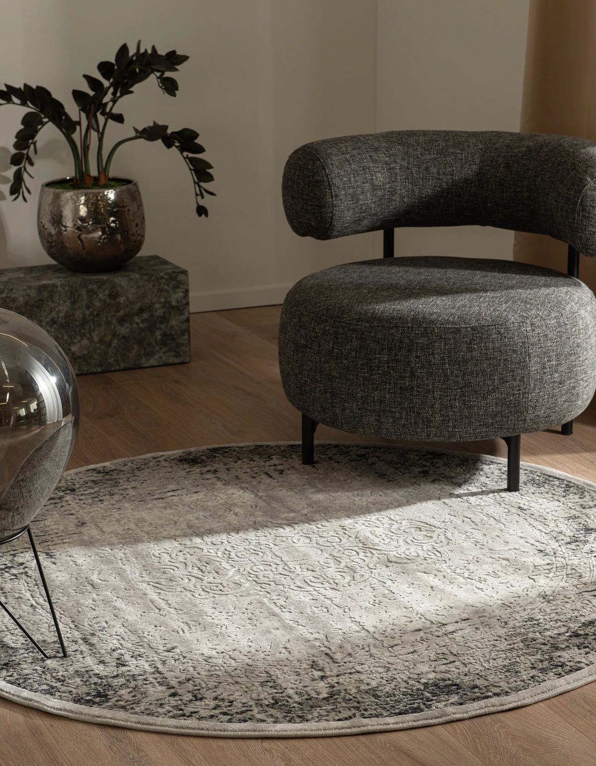 Rund Teppich Davos Elegance in Grau von Hadorn™ - Lifestyle Image