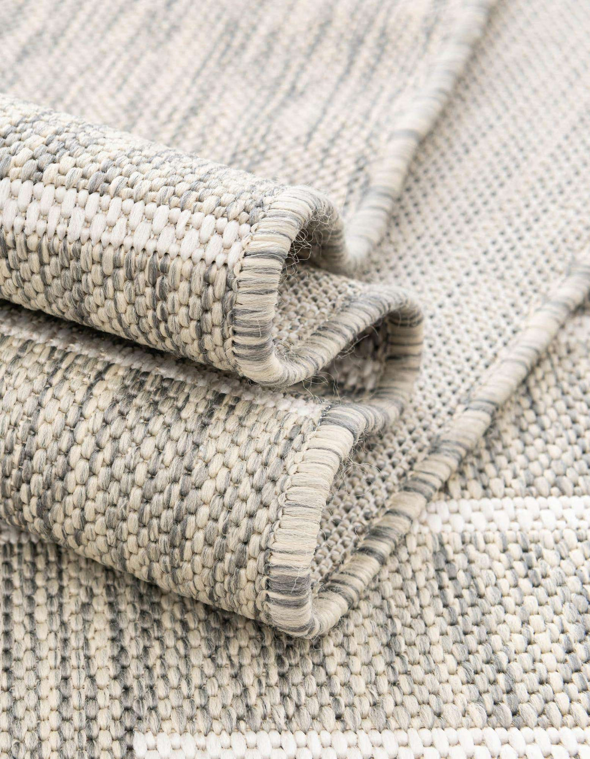 Rechteck Outdoor Teppich Tulum Outdoor in Grau von Hadorn™ - Lifestyle Image