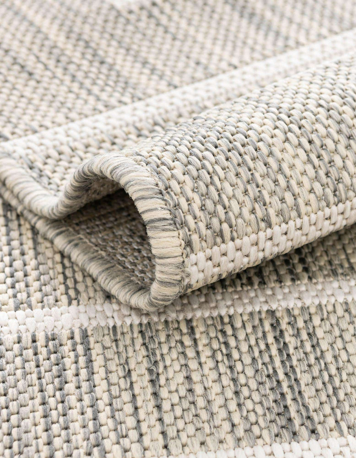 Quadratisch Outdoor Teppich Tulum Outdoor in Grau von Hadorn™ - Lifestyle Image