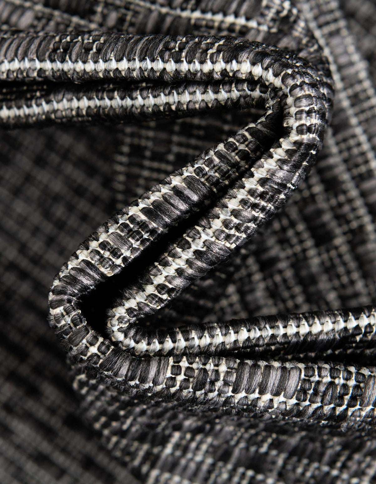 Rund Outdoor Teppich Tulum Outdoor in Schwarz von Hadorn™ - Lifestyle Image