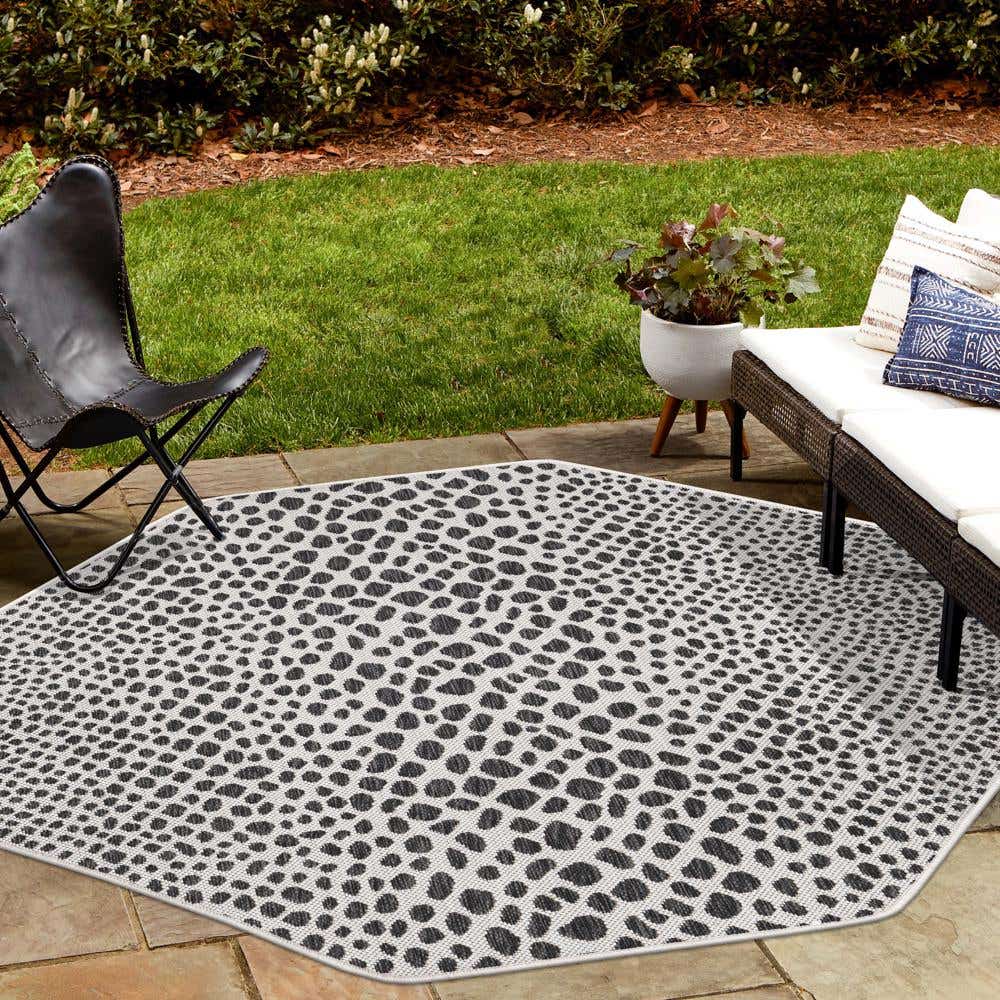 Achteck Outdoor Teppich Tulum Outdoor in Schwarz von Hadorn™ - Lifestyle Image