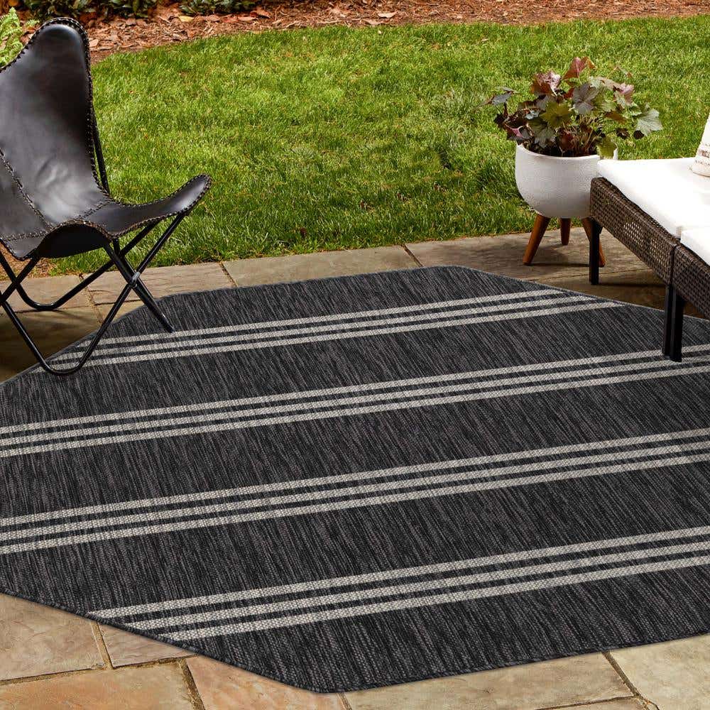 Achteck Outdoor Teppich Tulum Outdoor in Holzkohle von Hadorn™ - Lifestyle Image